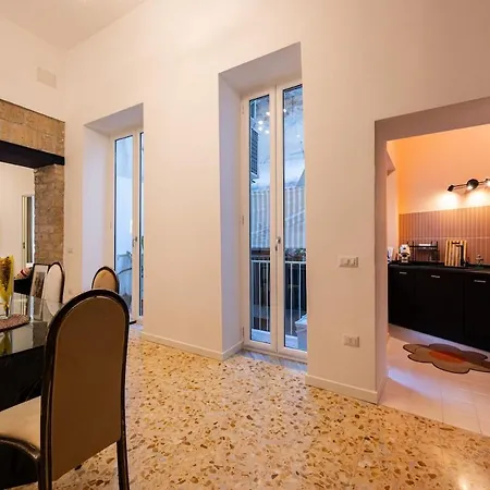 Maison Noir نابولي